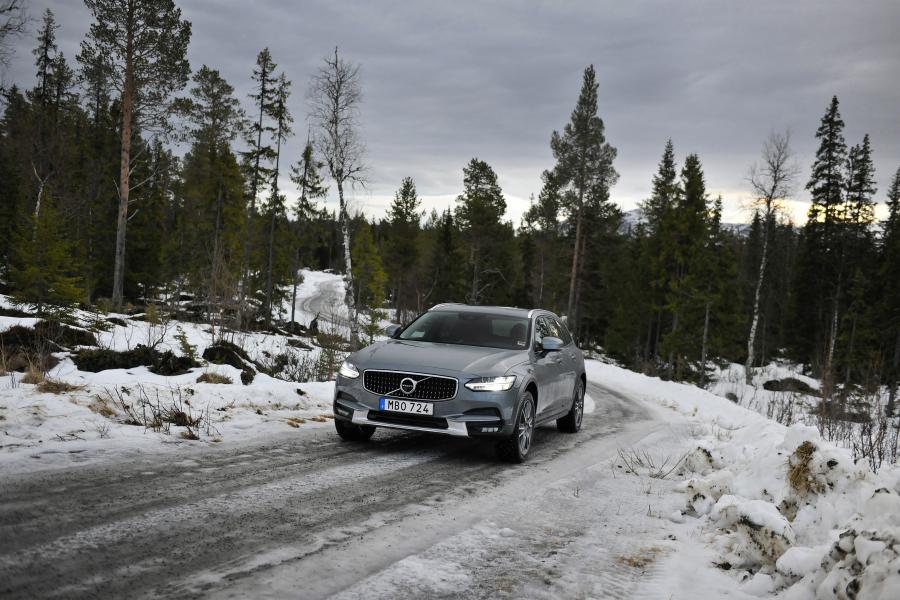  Volvo V90 D5 Cross Country 2016 года  (WW) (фото 23 из 36)